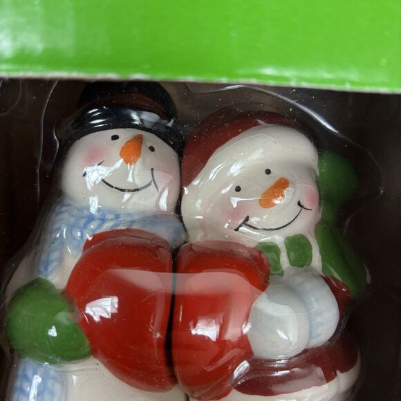 Snowman Salt & Pepper Shaker Set Christmas Magnetic Hug Publix Collectible NEW - Picture 3 of 5